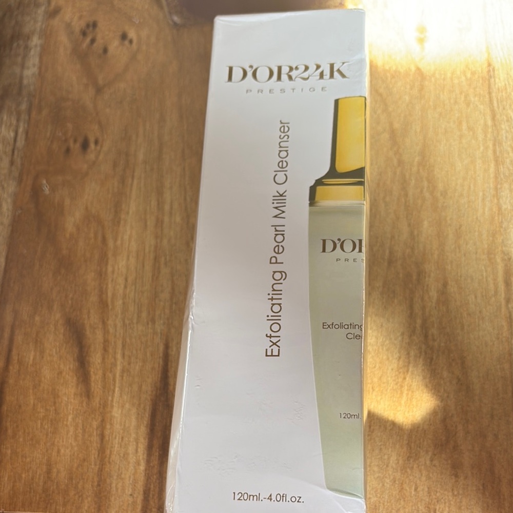 D’or 24k Pearl Milk Cleanser & Exfoliant with Modern Minimalist Design